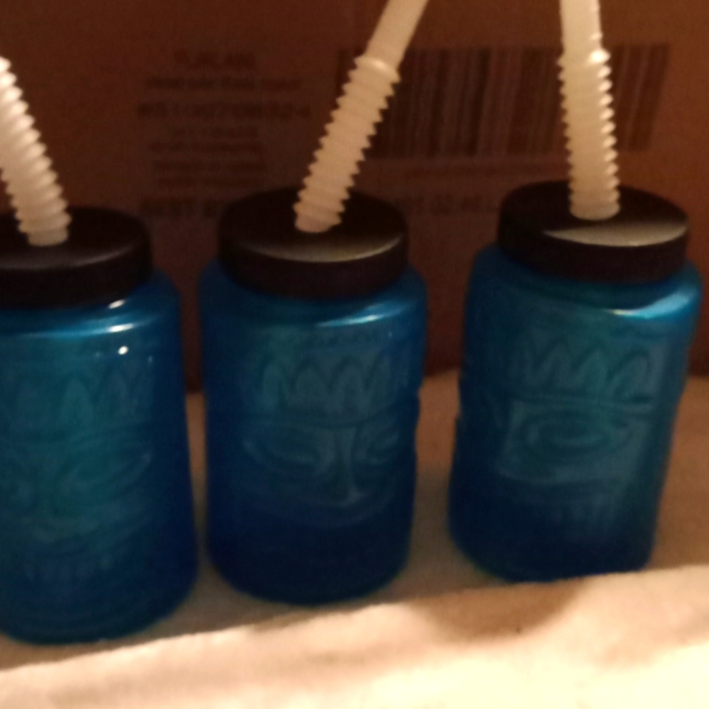 Adorable mini tiki drinking bottle with straws